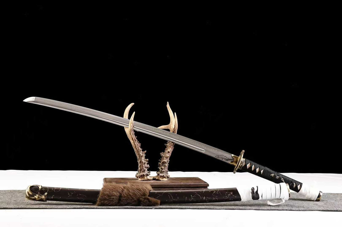 Ghost of Yangti Mountain Dutong Style Lone Wolf, handcrafted T10 steel 41-inch clay-tempered samurai swordGhost of Yangti Mountain, handcrafted T10 steel 41-inch clay-tempered samurai sword